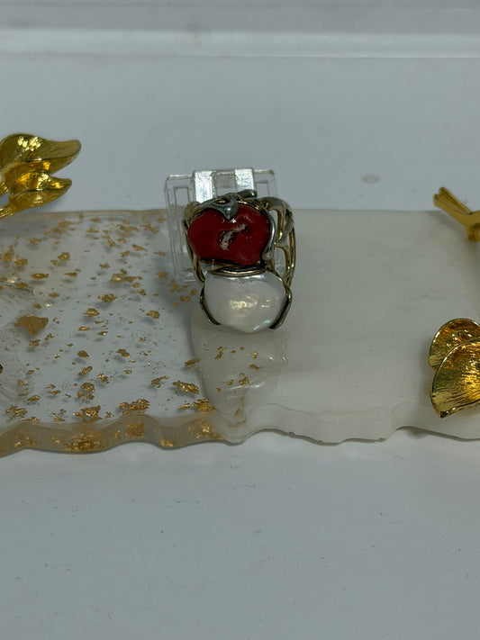 Anello in argento 925 bagnato nell'oro con perla scaramazza e corallo rosso