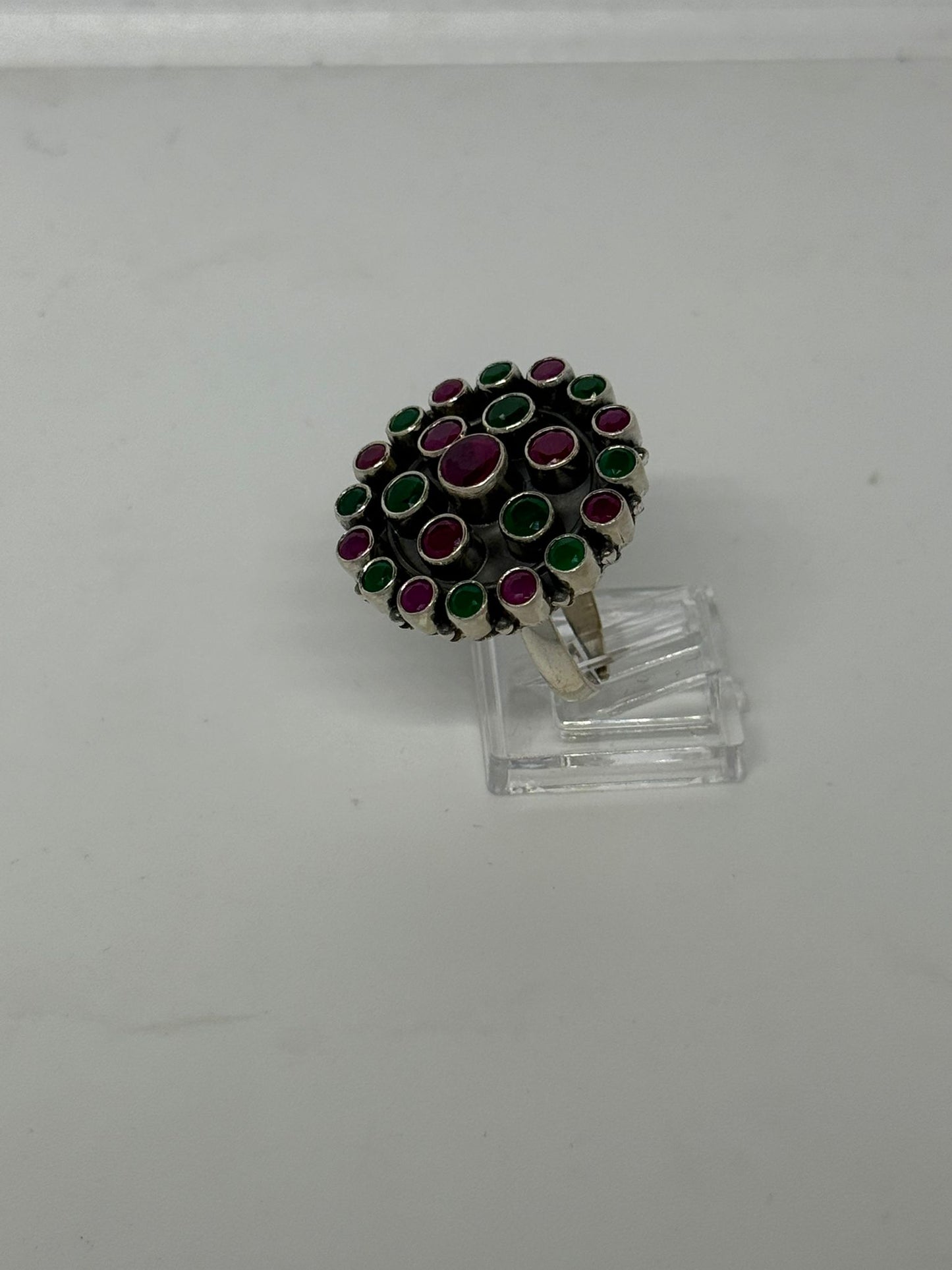 Anello in argento 925 radice di rubino e smeraldo verde