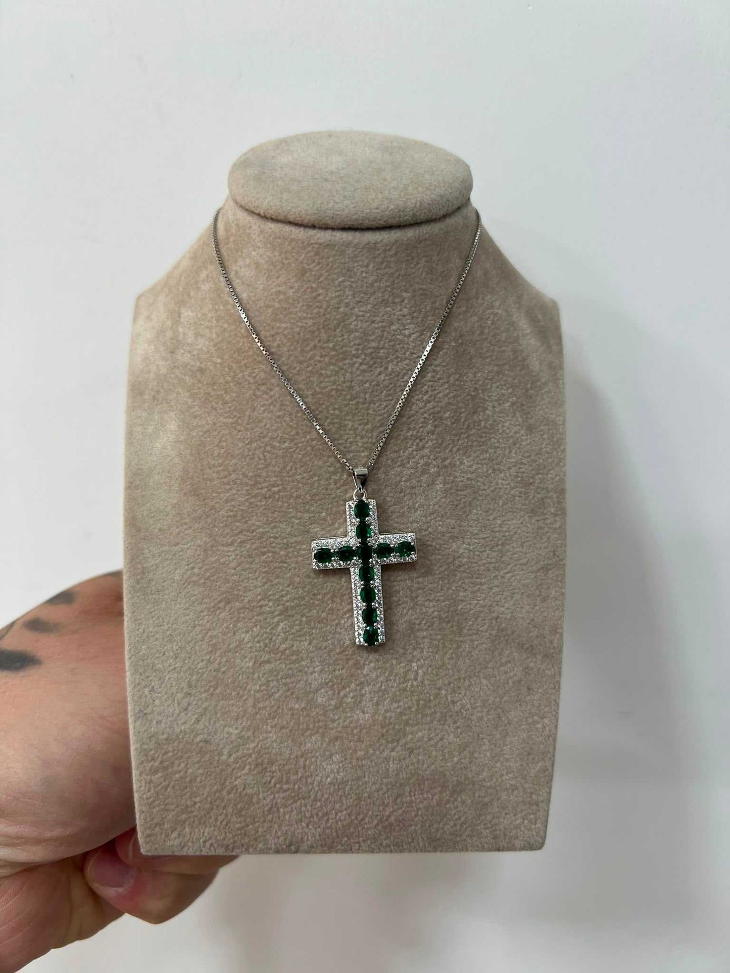 Collana in argento 925 con croce con smeraldi verdi e zirconi bianchi
