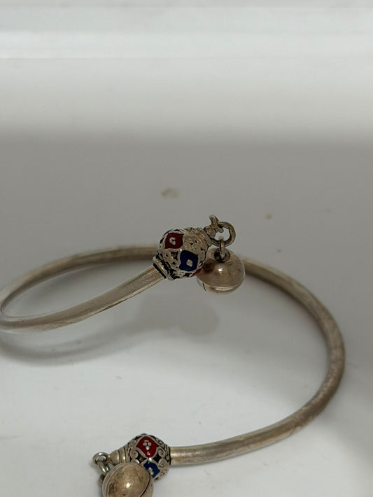 Bracciale rigido in argento 925 con sfere smaltate e campanelle pendenti – Fatto a mano