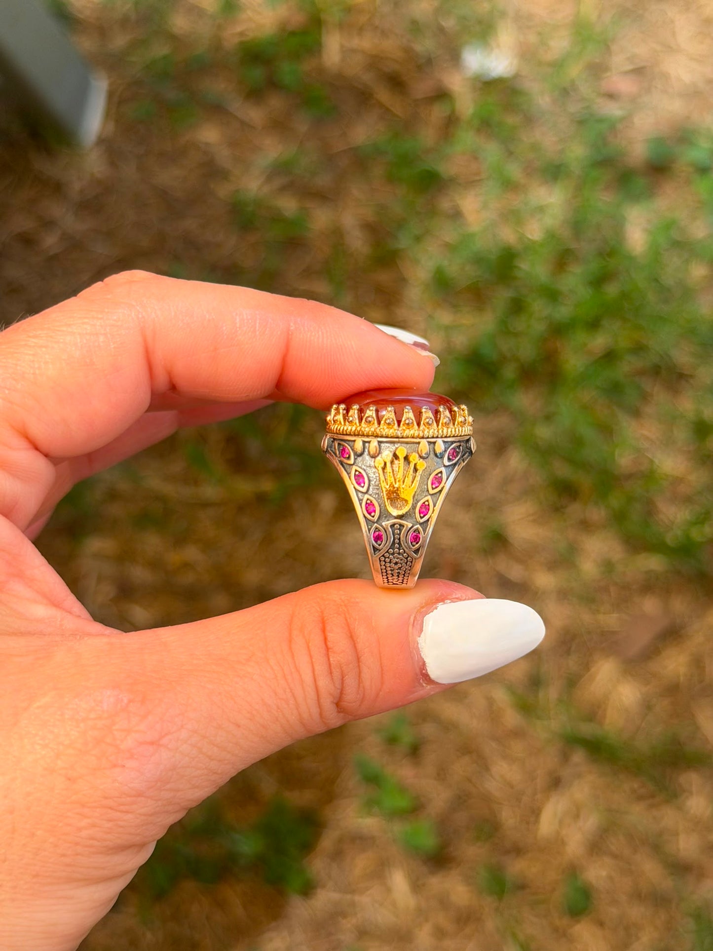 Anello in Argento 925 e Bronzo con Corniola, Zirconi Fuxia e Corona Laterale