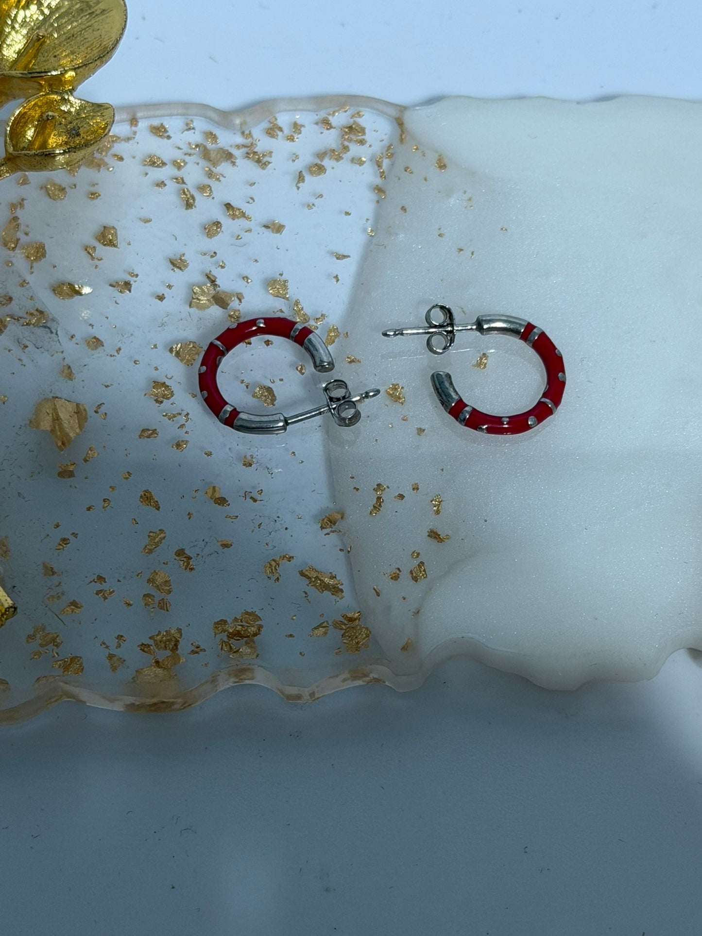 Orecchini cerchi smaltati rossi in argento 925 – Stile bold artigianale