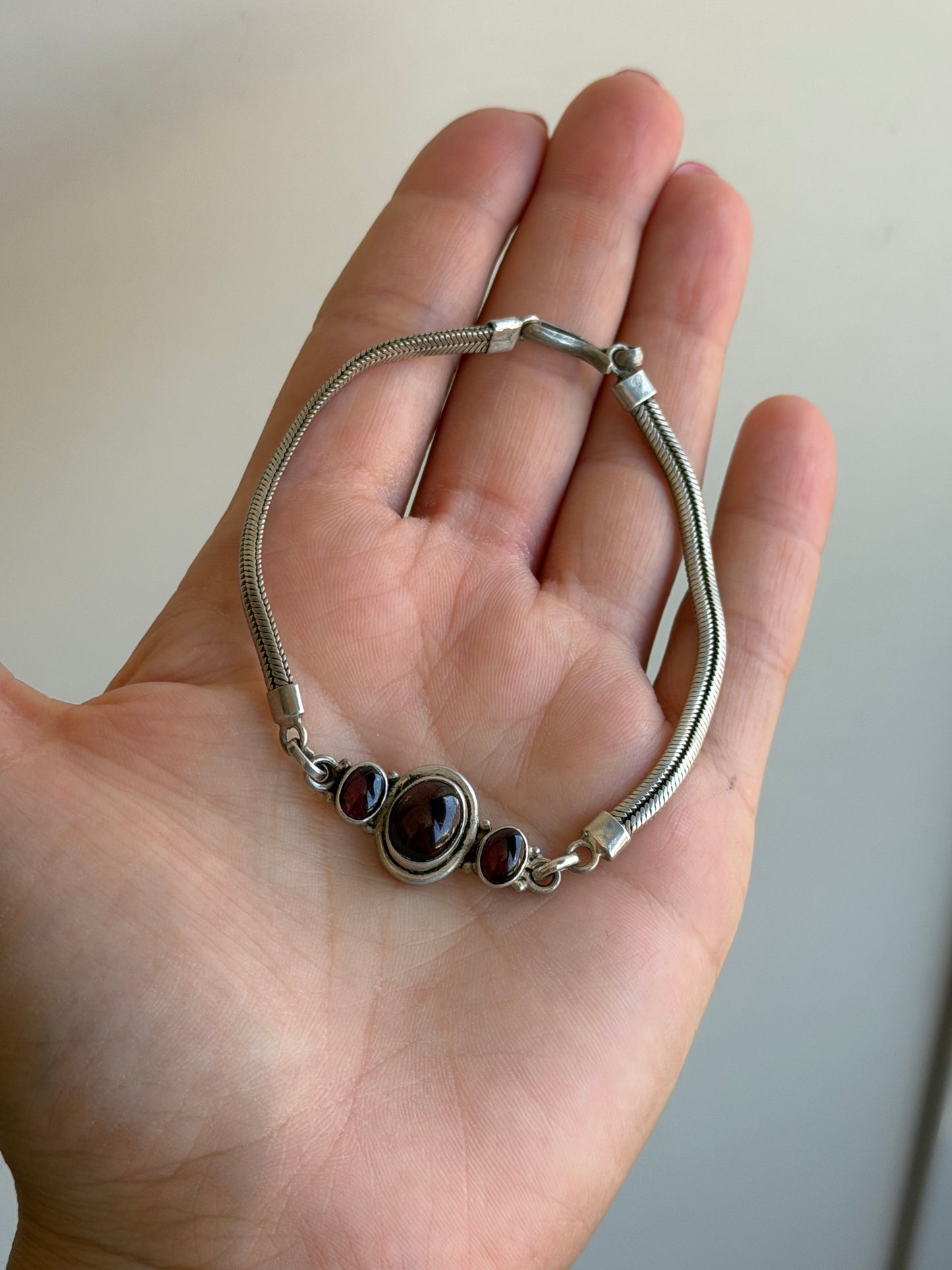 Bracciale in argento 925 con granato rosso – Pezzo unico artigianale