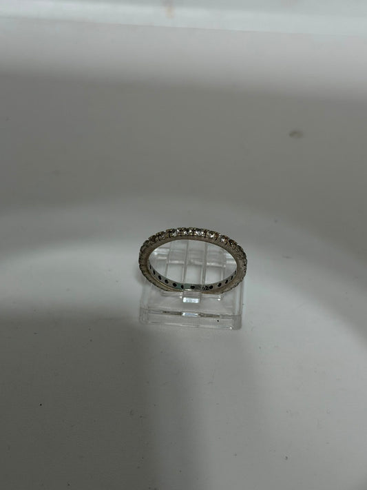 Anello veretta in argento 925 con pietre bianche incastonate – Eleganza senza tempo