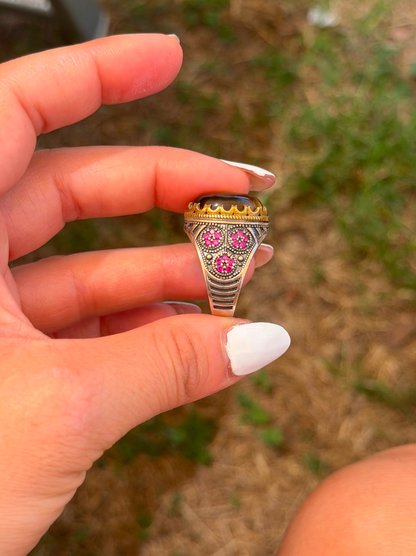 Anello in Argento 925 con Occhio di Tigre e Fiori di Zirconi Fuxia