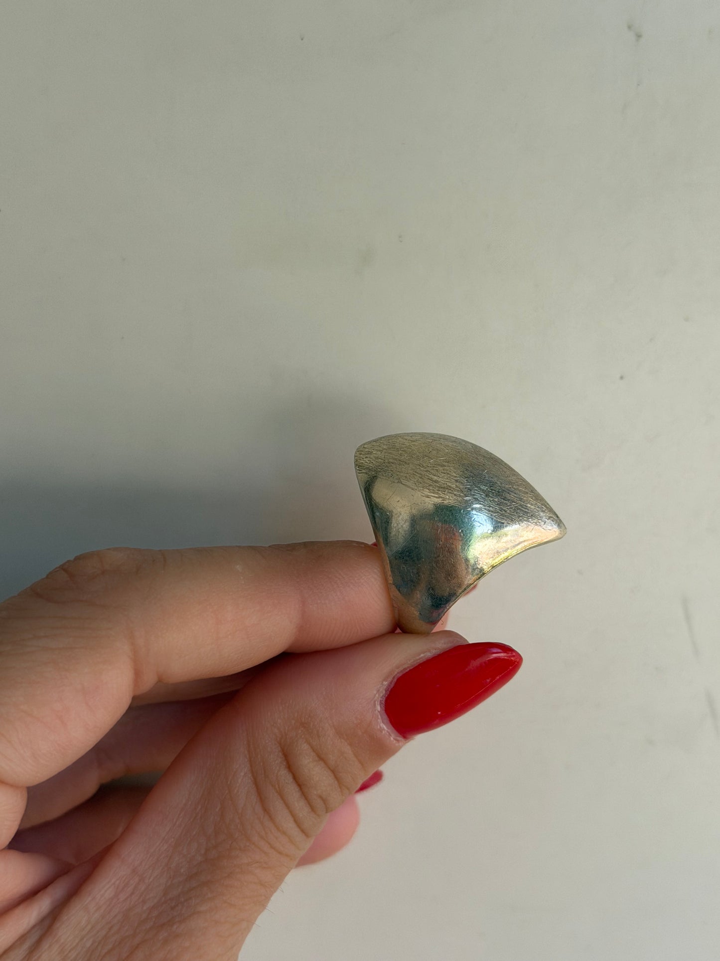 Anello in Argento 925 Satinato Effetto Graffiato con Tocco Dorato – Design Contemporaneo