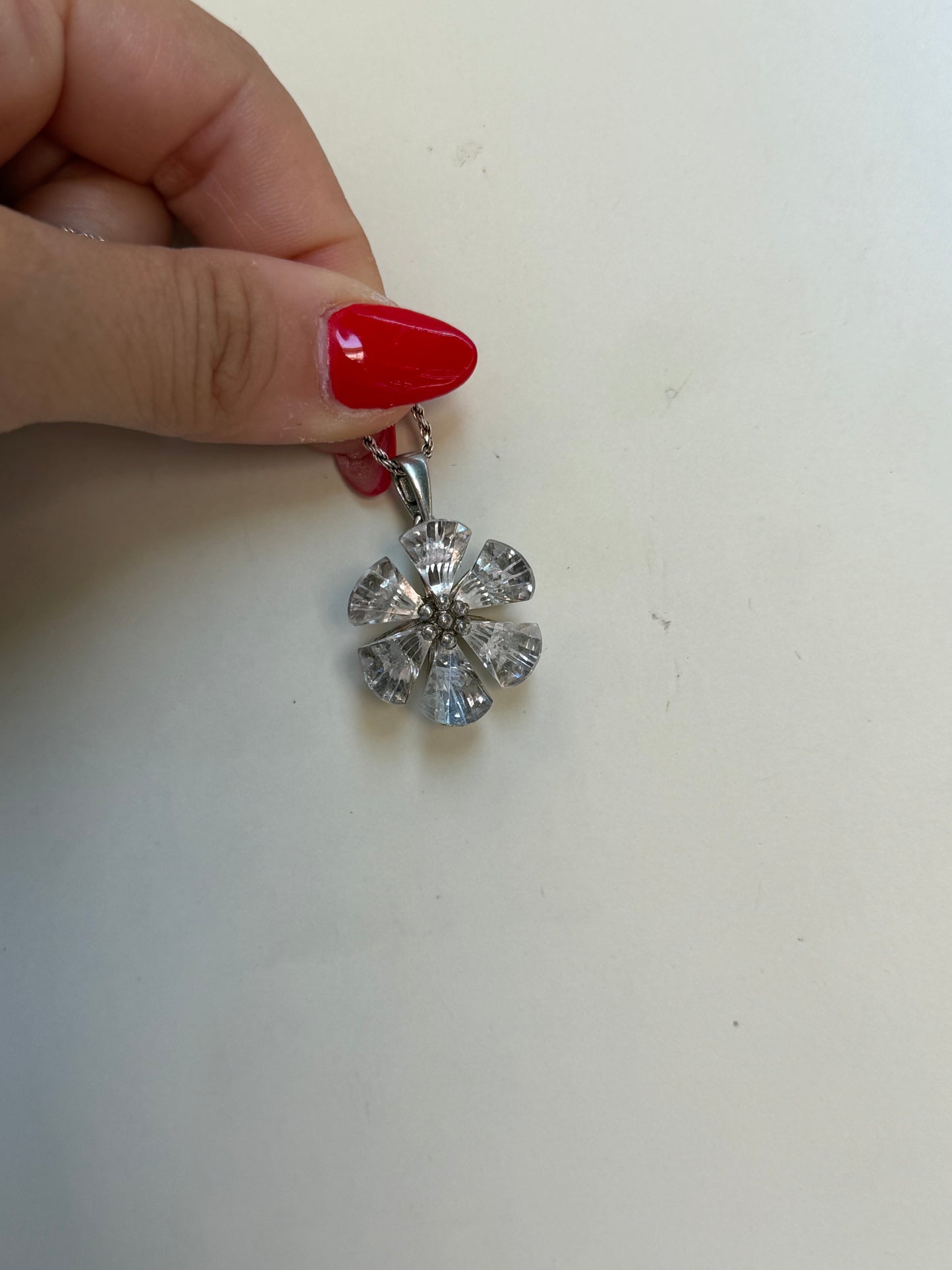 Collana con ciondolo fiore e petali Swarovski bianchi in argento 925