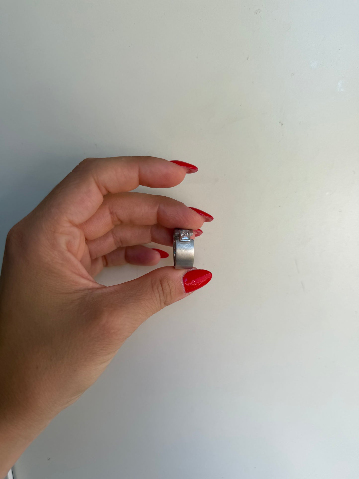 Anello Fascia in Argento 925 con Pietra Centrale Bianca – Eleganza Pura