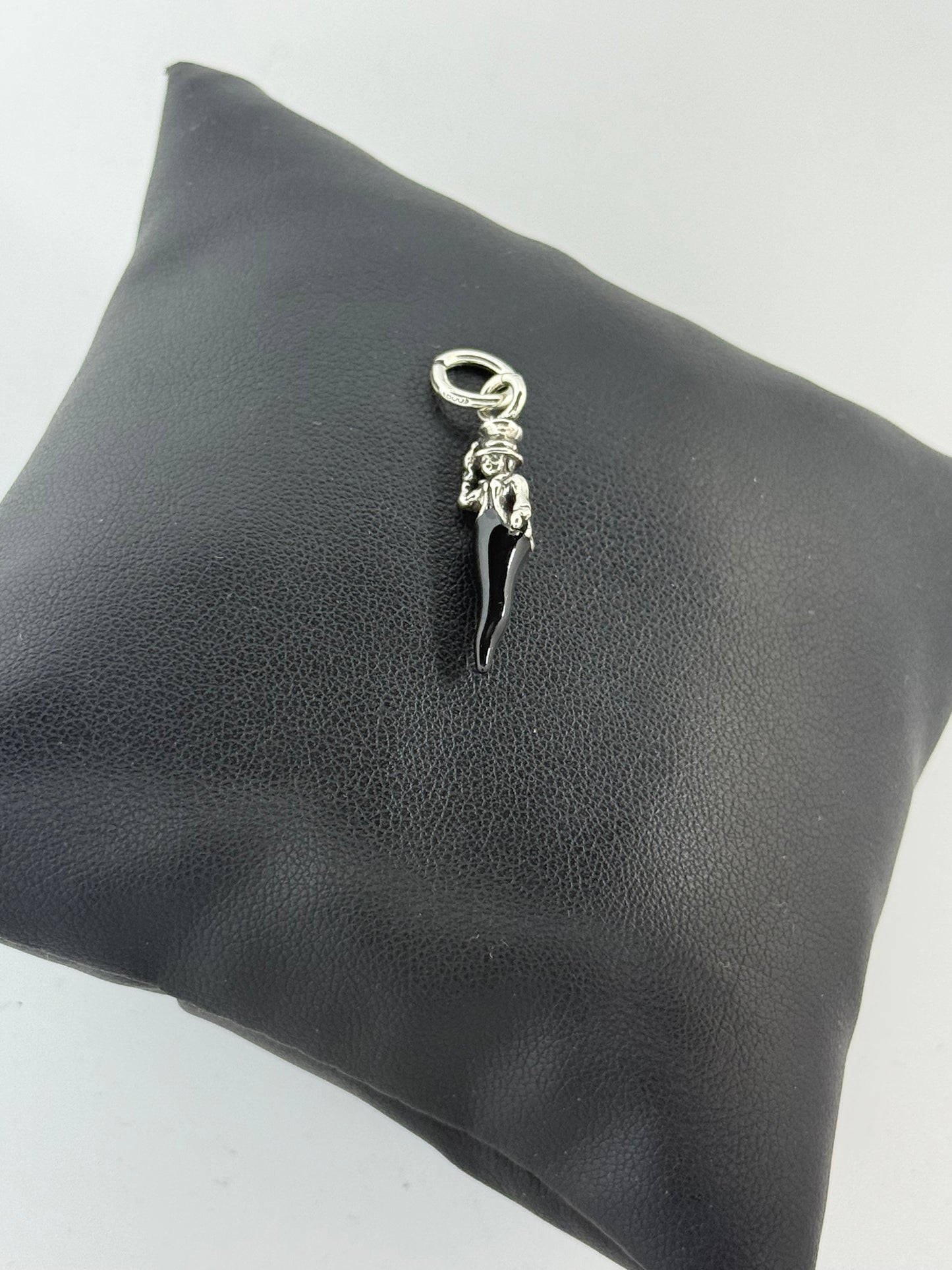 Ciondolo corno con gobbo in argento 800