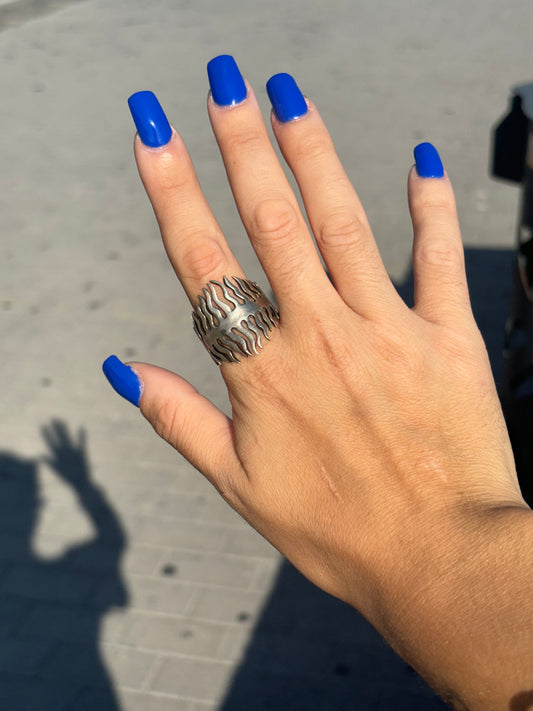 Anello a fascione con raggi ondulati in argento 925