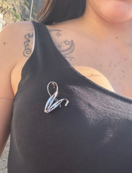 Spilla lettera V in argento 800