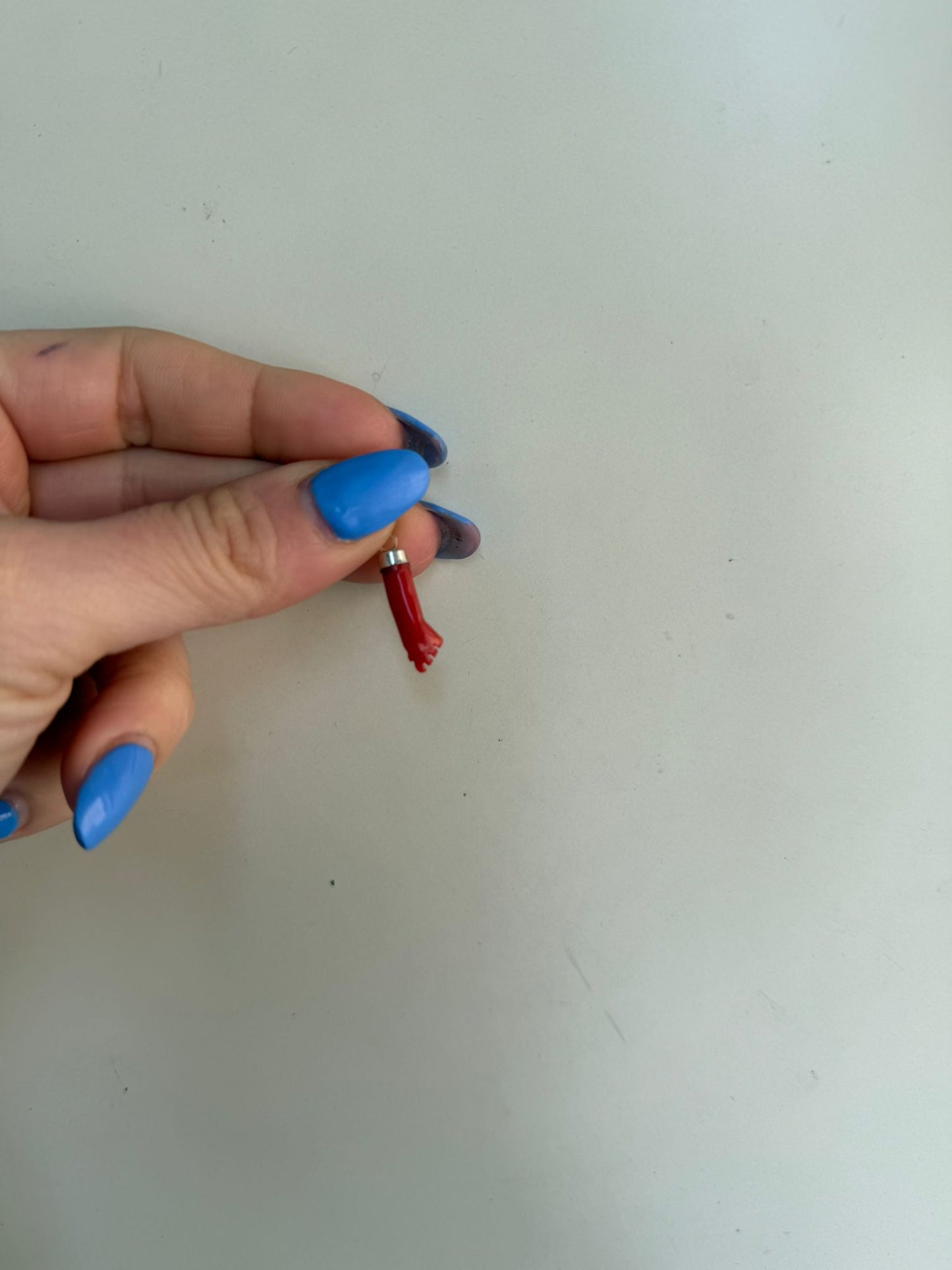 Ciondolo Mano a Pugno Argento 925 con Corallo Rosso Naturale – Protezione Pezzo Unico