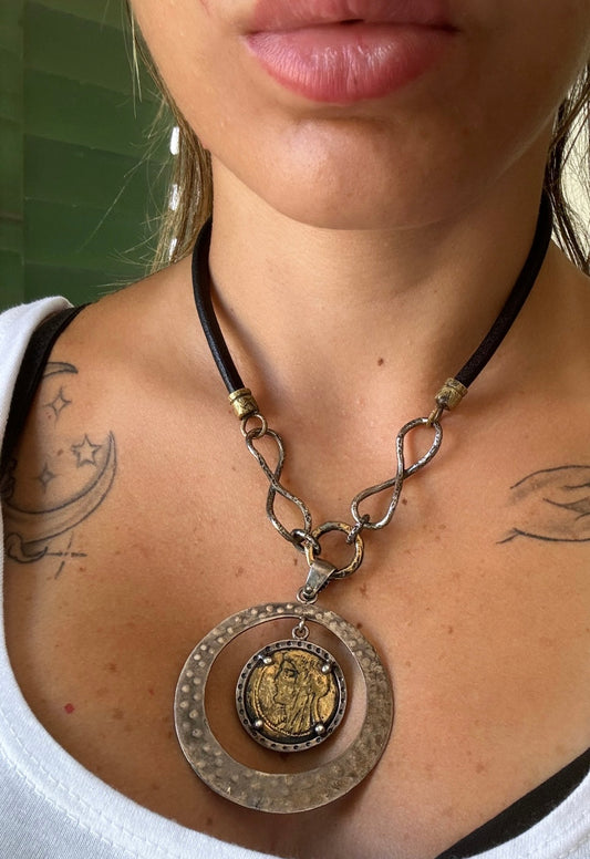 Collana cuoio nero e moneta in argento 925 e bronzo