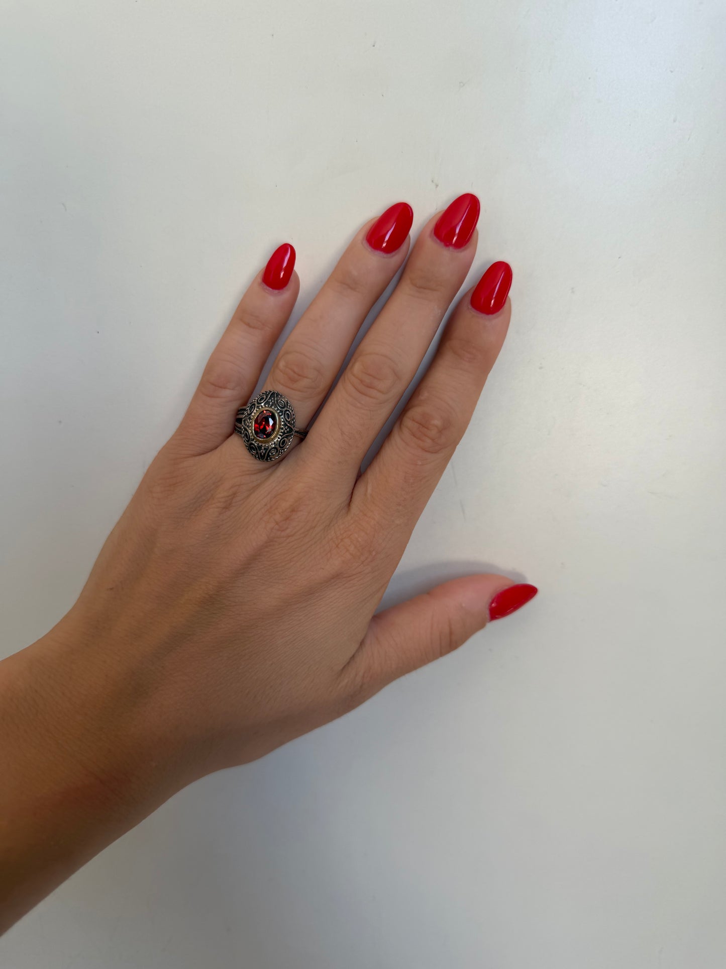 Anello ghirigori bruniti con pietra granato rosso in argento 925