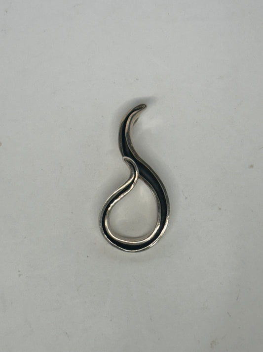 Collana in argento 925 con ciondolo curvato smaltato nero