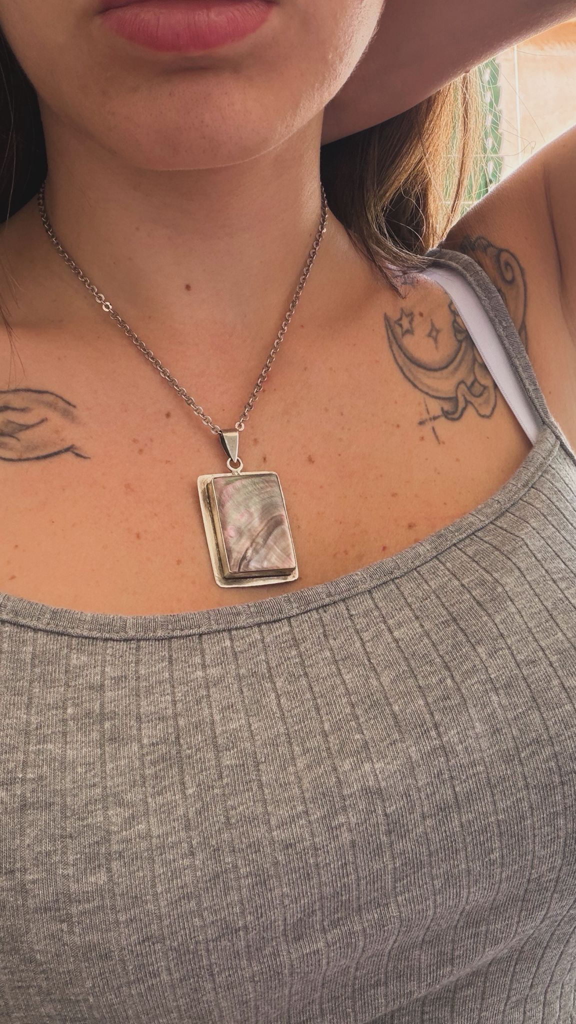 Collana in argento 925 con ciondolo rettangolare in madreperla grigia