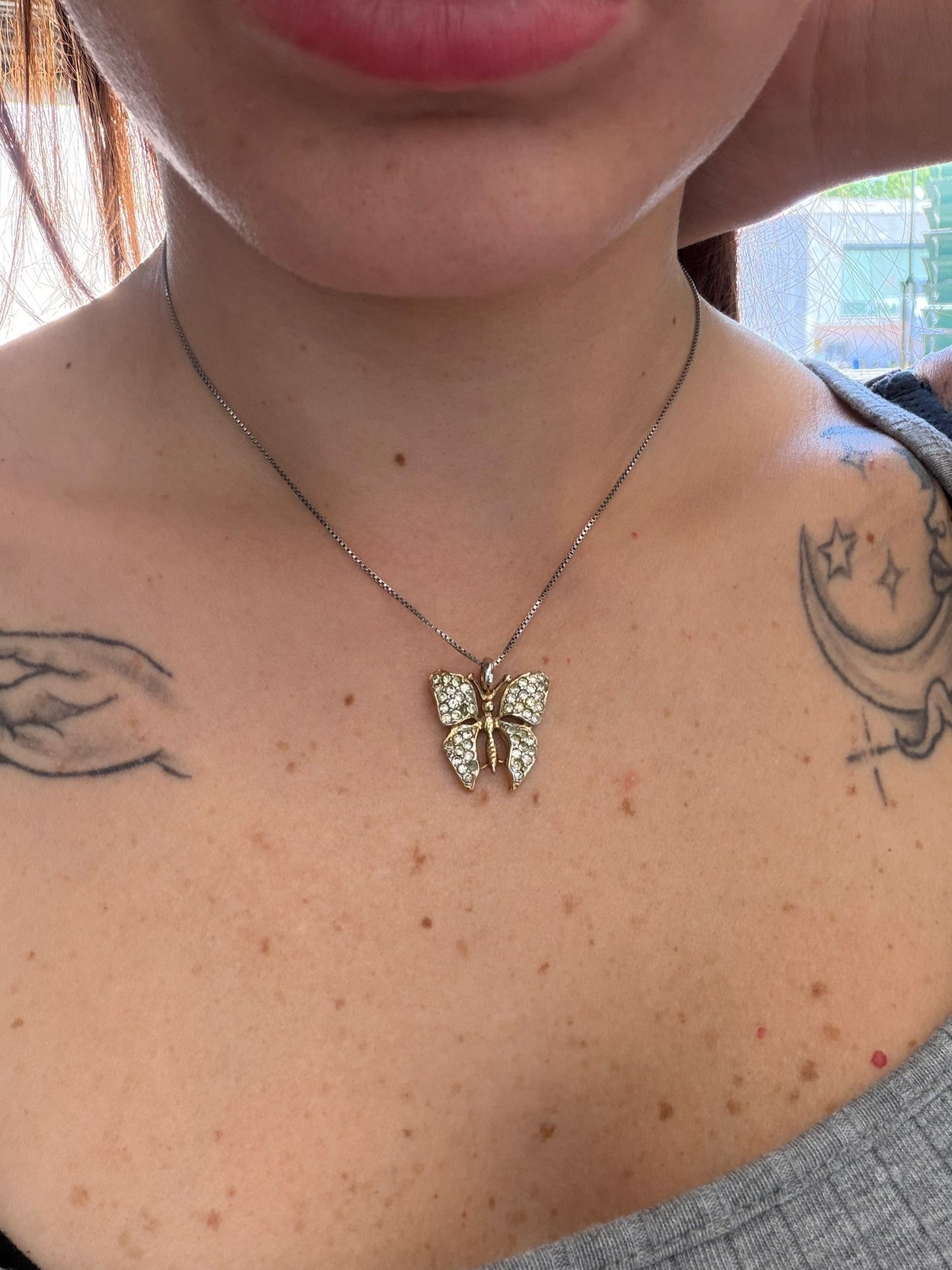 Collana in argento con farfalla dorata con zirconi bianchi