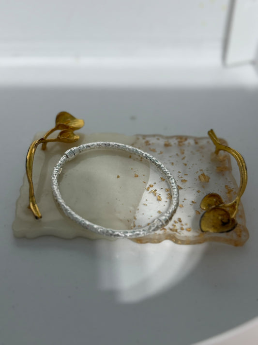 Bracciale rigido in argento 925 martellato con apertura laterale
