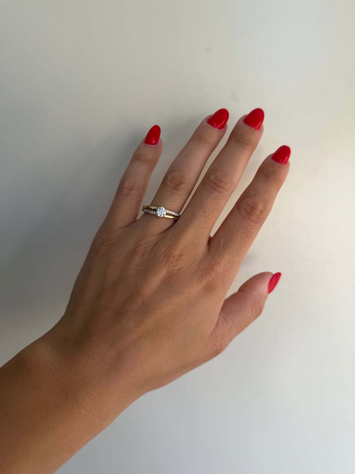 Anello Solitario in Argento 925 con Pietra Bianca Centrale e Pietre Laterali – Eleganza Classica