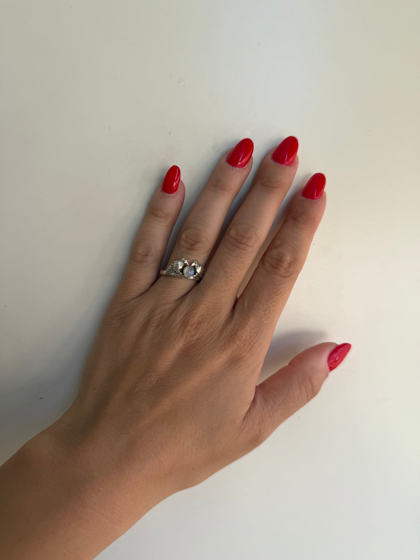 Anello in Argento 925 con Due Uccelli e Pietra di Luna Centrale – Simbolo di Libertà