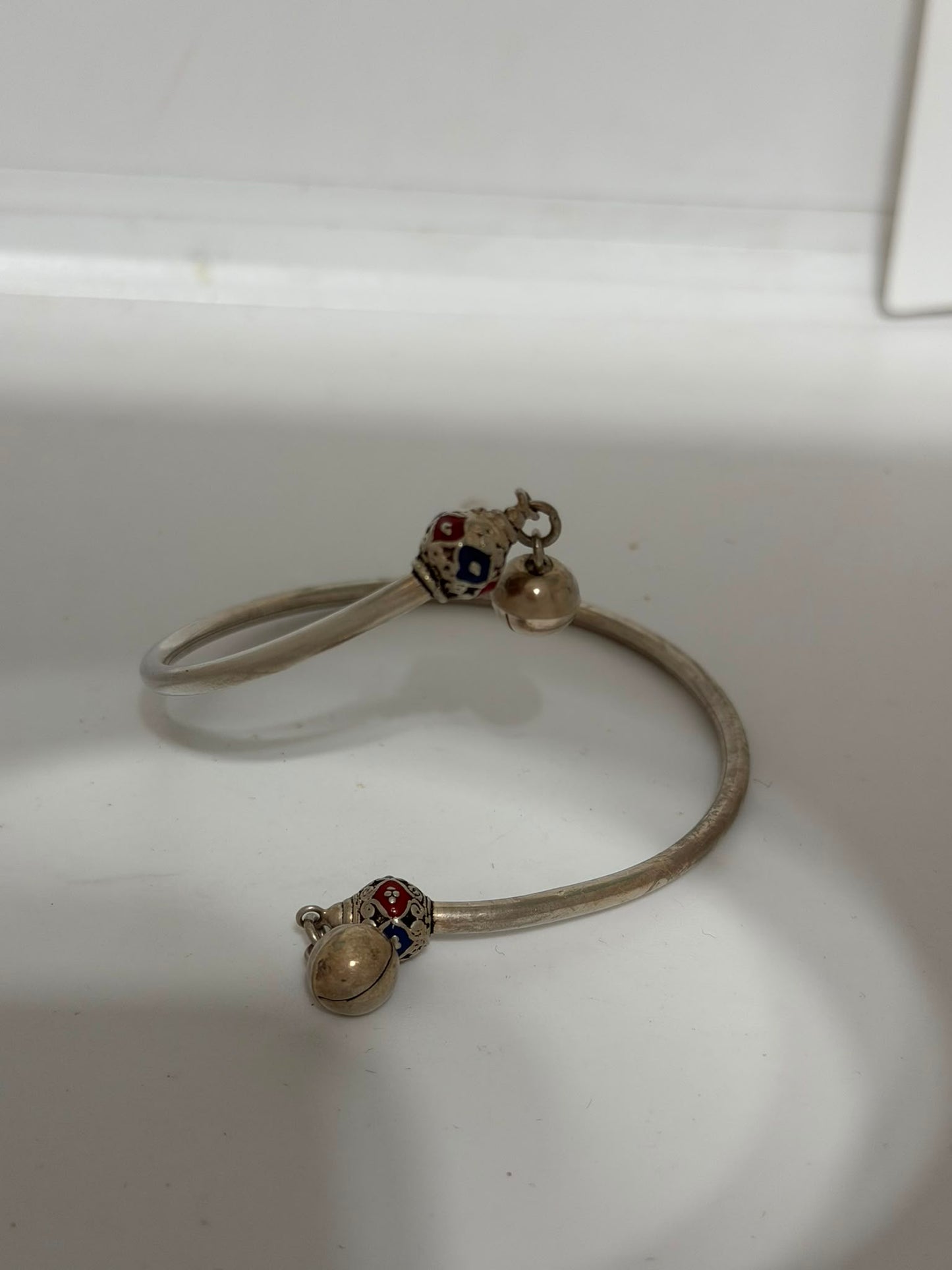 Bracciale rigido in argento 925 con sfere smaltate e campanelle pendenti – Fatto a mano
