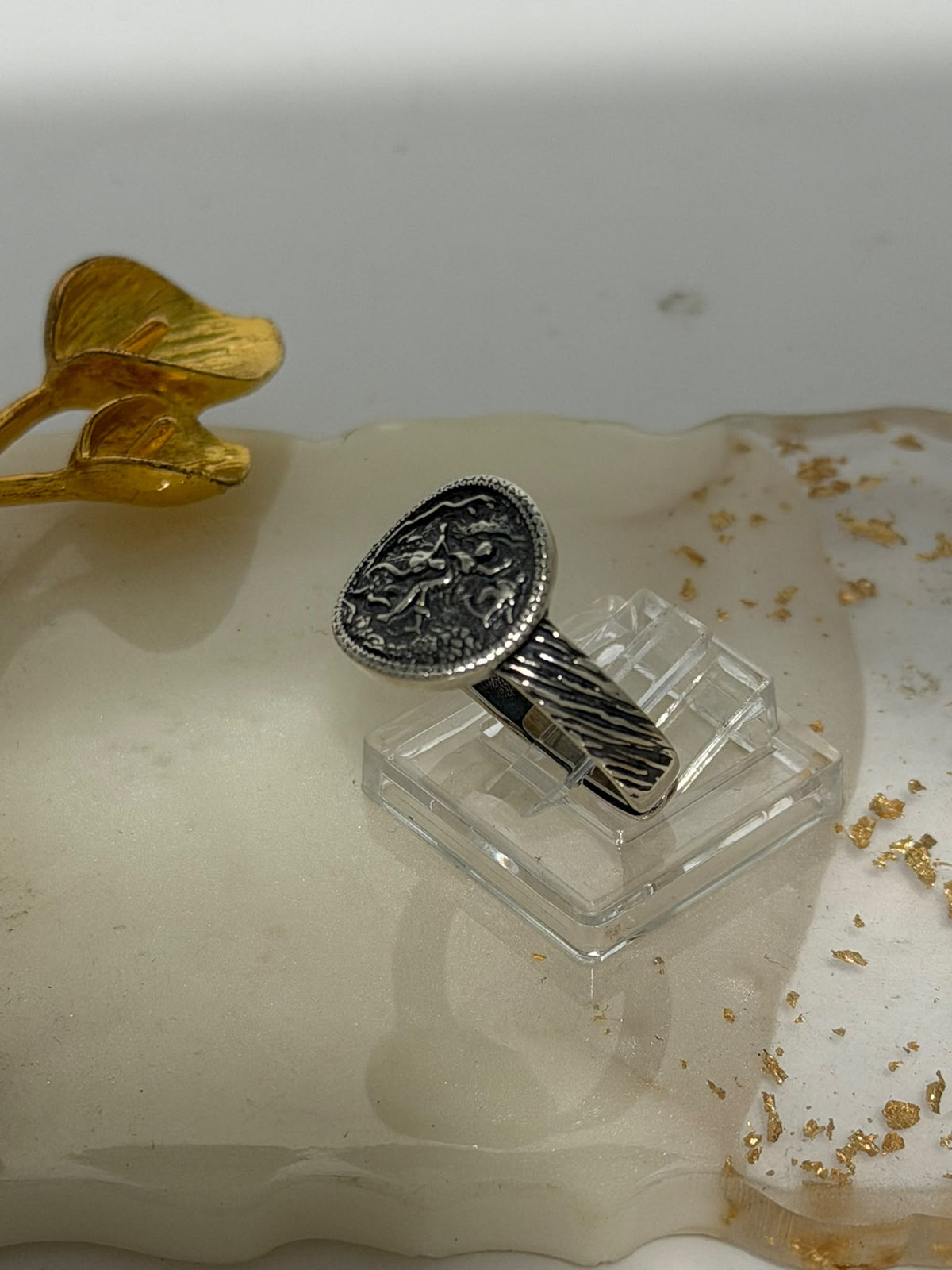 Anello in argento 925 con figura mitologica e cornice