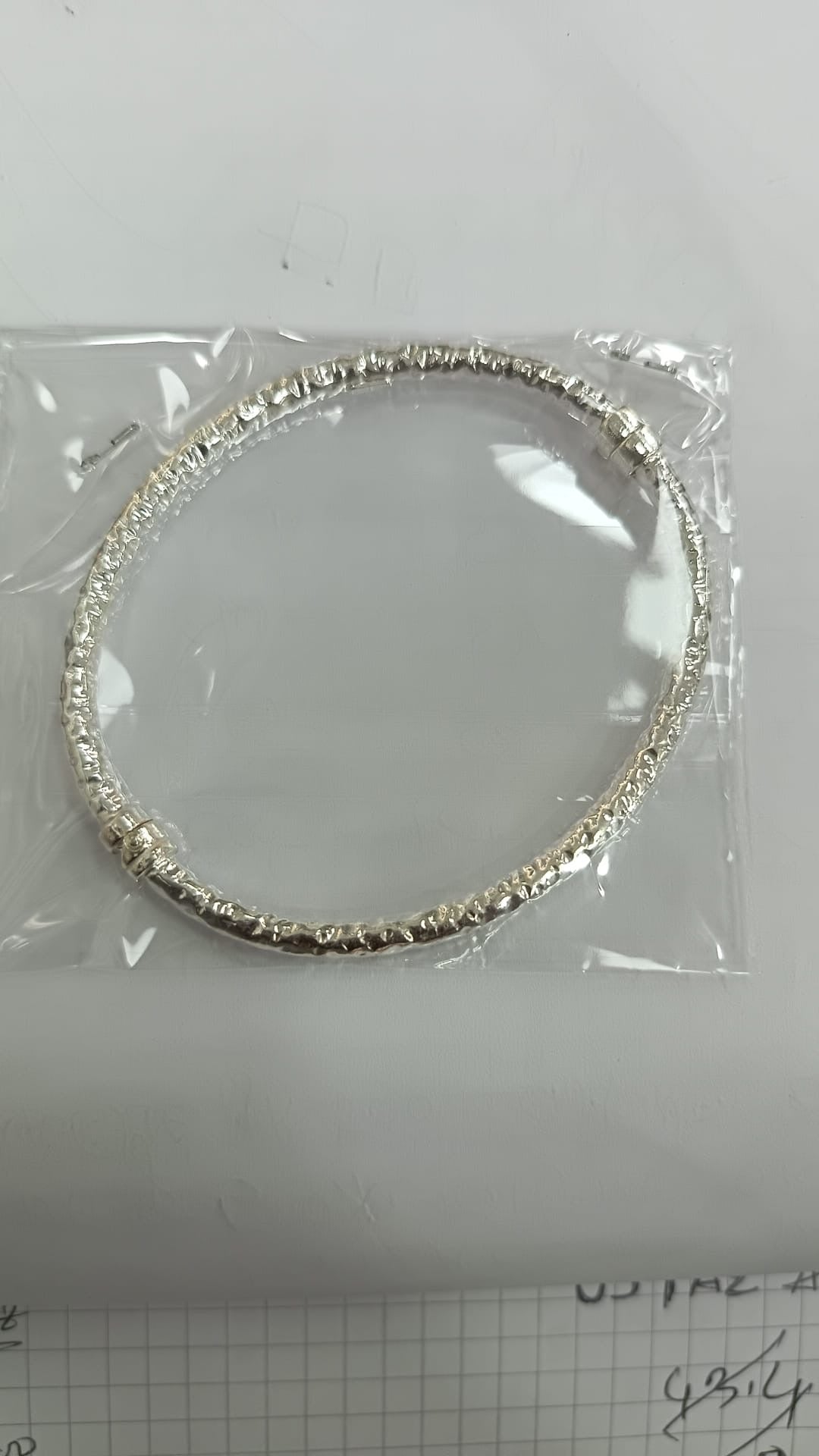 Bracciale rigido martellato in argento 925