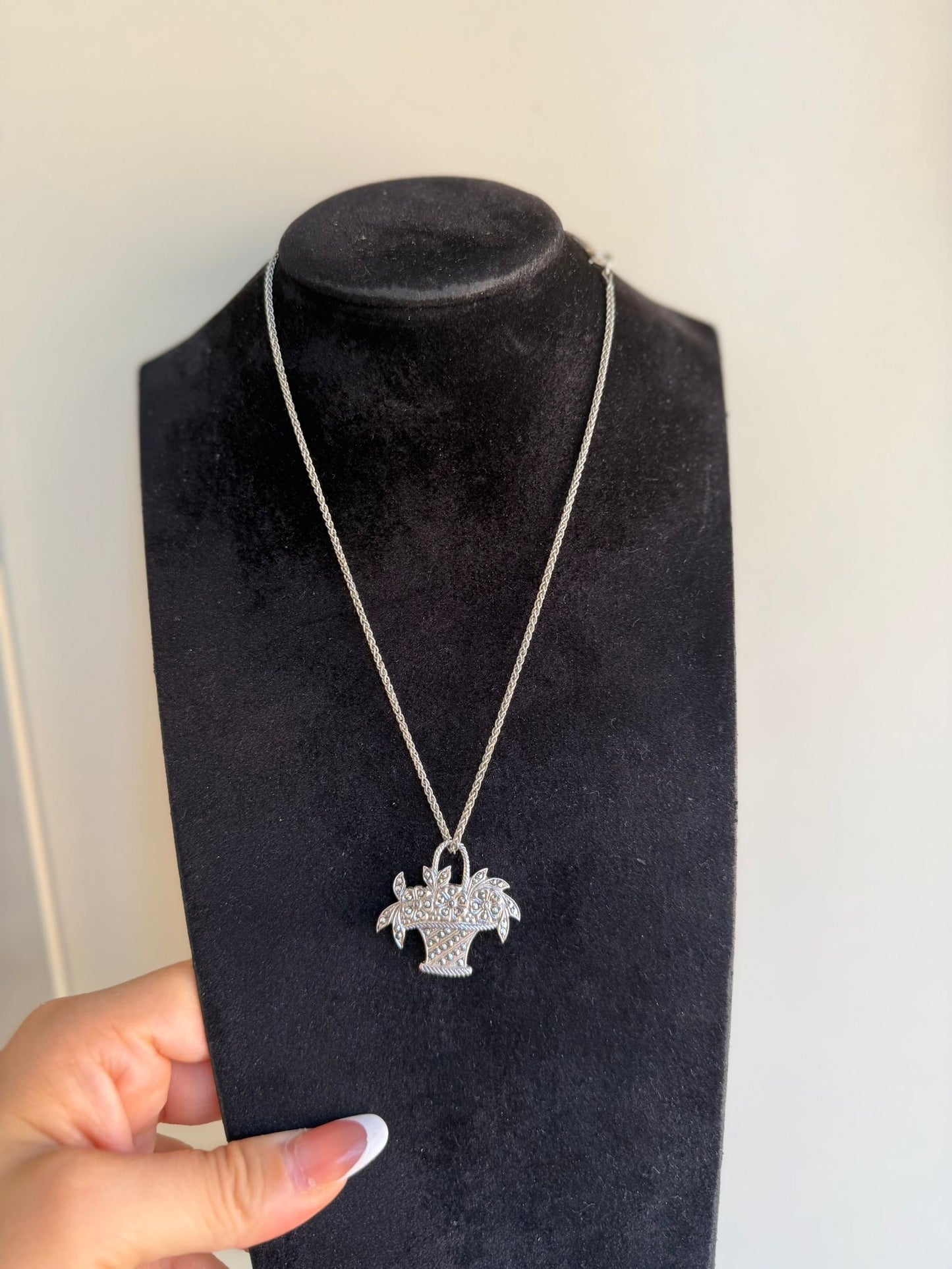 Collana in Argento 925 con Ciondolo Bouquet di Fiori e Pietre Marcasiti – Eleganza Floreale