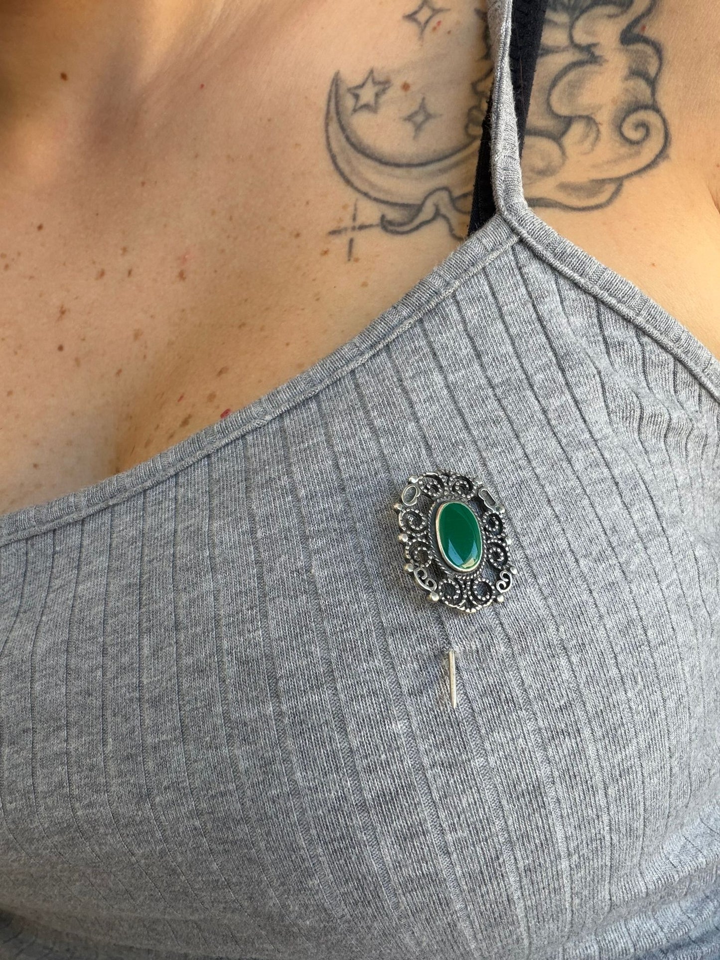 Spilla in Argento 925 con Pietra Giada Verde – Accessorio Artigianale Prezioso
