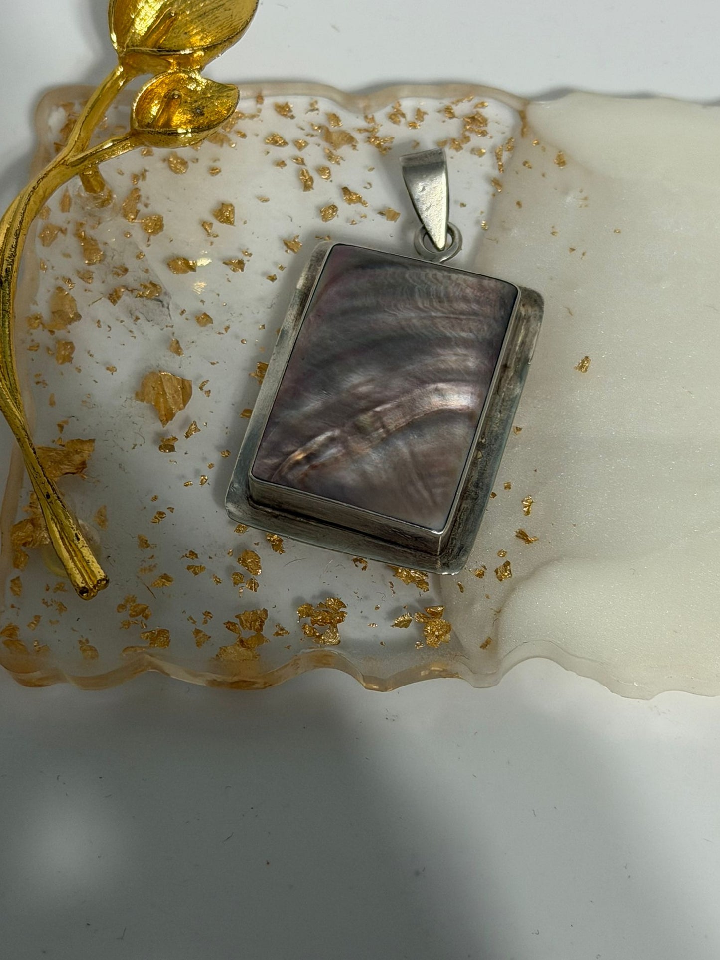 Collana in argento 925 con ciondolo rettangolare in madreperla grigia