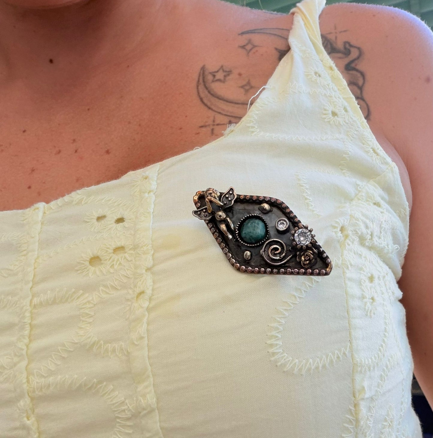 Spilla in Argento 925 e Bronzo con Angelo, Smeraldo Verde e Pietra Bianca