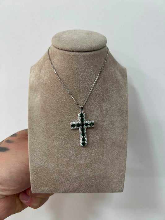 Collana in argento 925 con croce con smeraldi verdi e zirconi bianchi