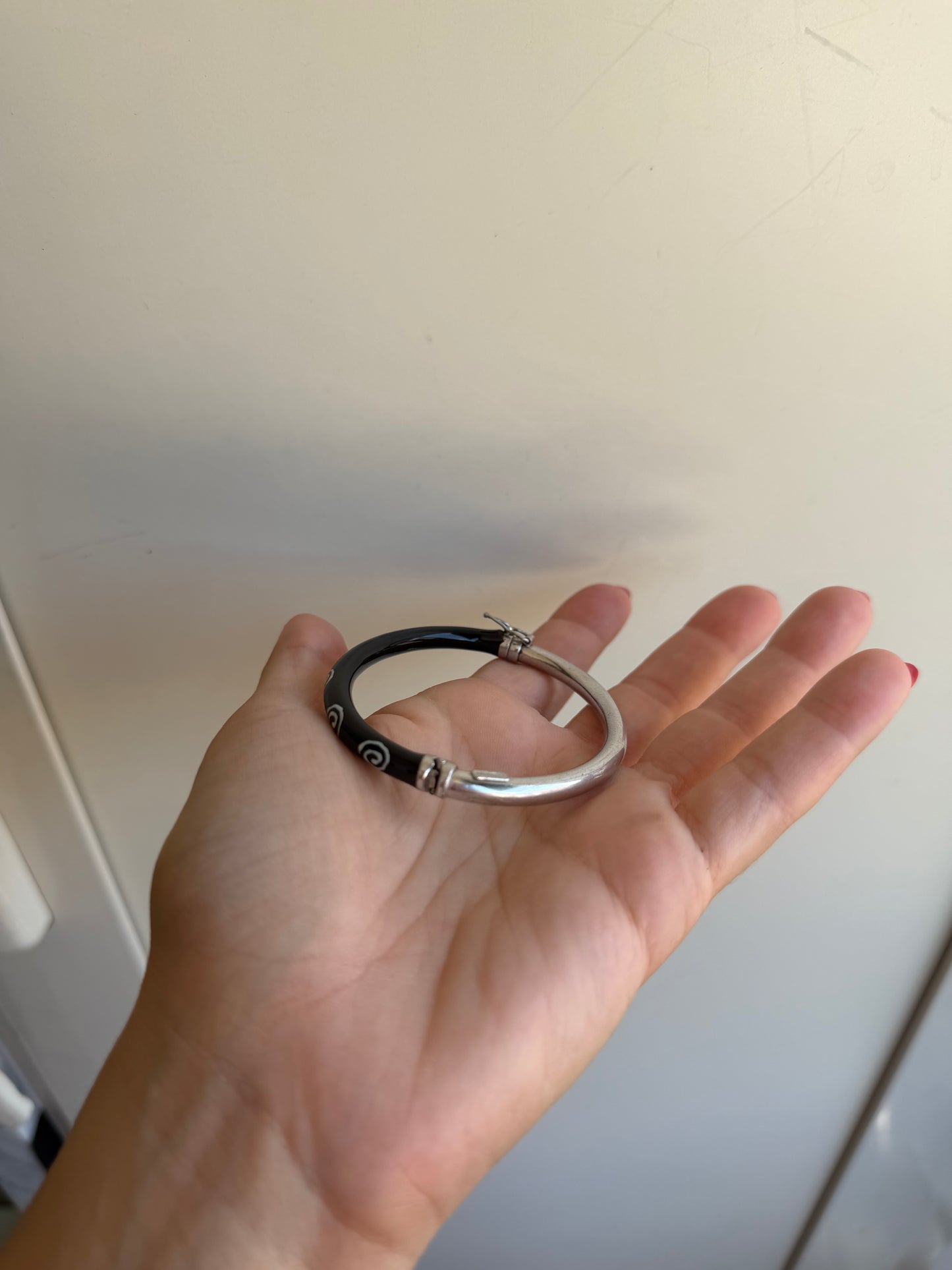 Bracciale Rigido a Cerchio Apribile con Smalto Nero e Ghirigori Bianchi – Design Unico