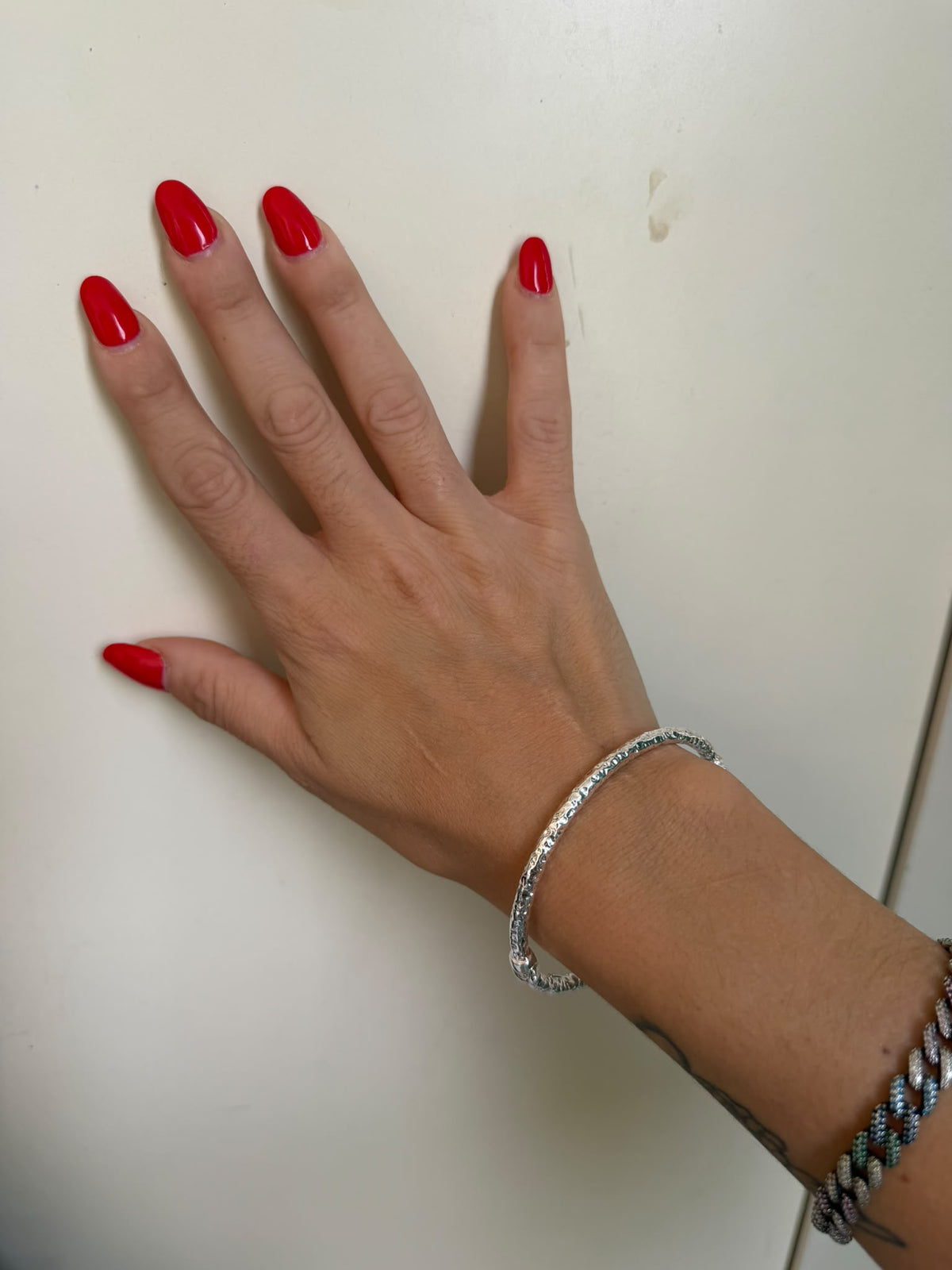 Bracciale rigido in argento 925 martellato con apertura laterale