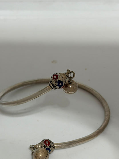 Bracciale rigido in argento 925 con sfere smaltate e campanelle pendenti – Fatto a mano