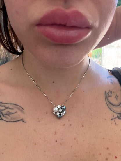 Collana in Argento 925 con Perle Grigie, Bianche e Punto Luce – Gioiello Raffinato