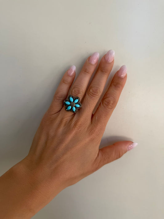 Anello a Fiore in Argento 925 con Petali Turchesi e Marcasiti