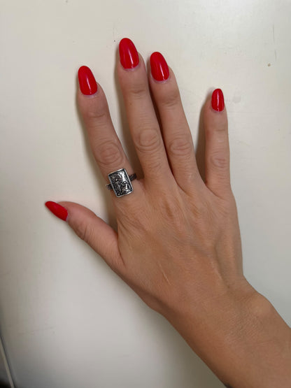 Anello in argento 925 con scena figurata di ispirazione classica