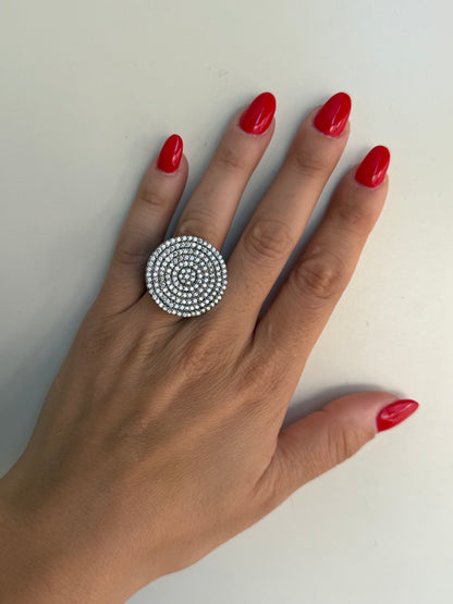 Anello in Argento 925 con Pietre Bianche e Cuori Laterali – Romantico e Raffinato