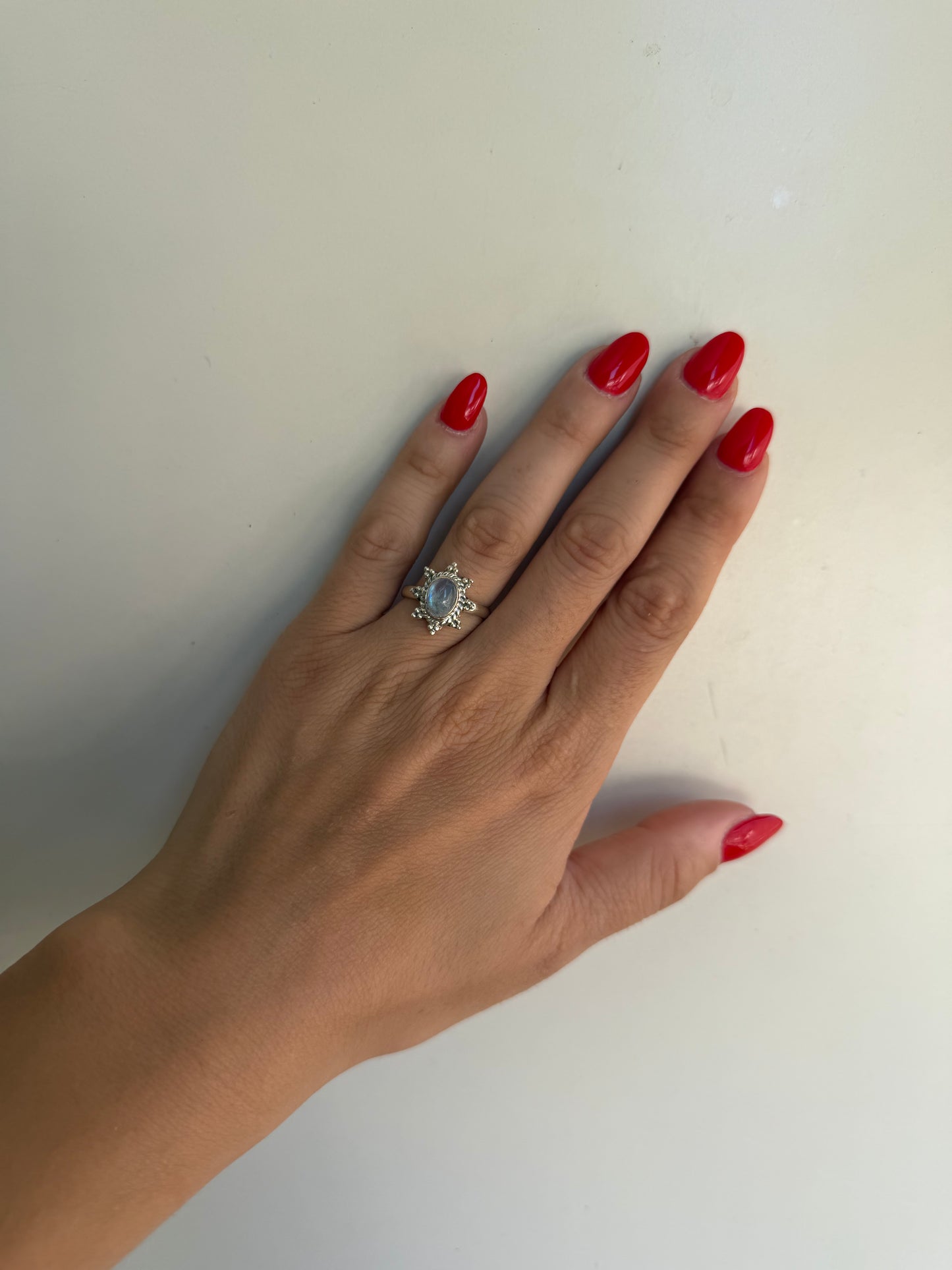 Anello in Argento 925 a Forma di Fiore con Pietra di Luna – Romantico e Luminoso