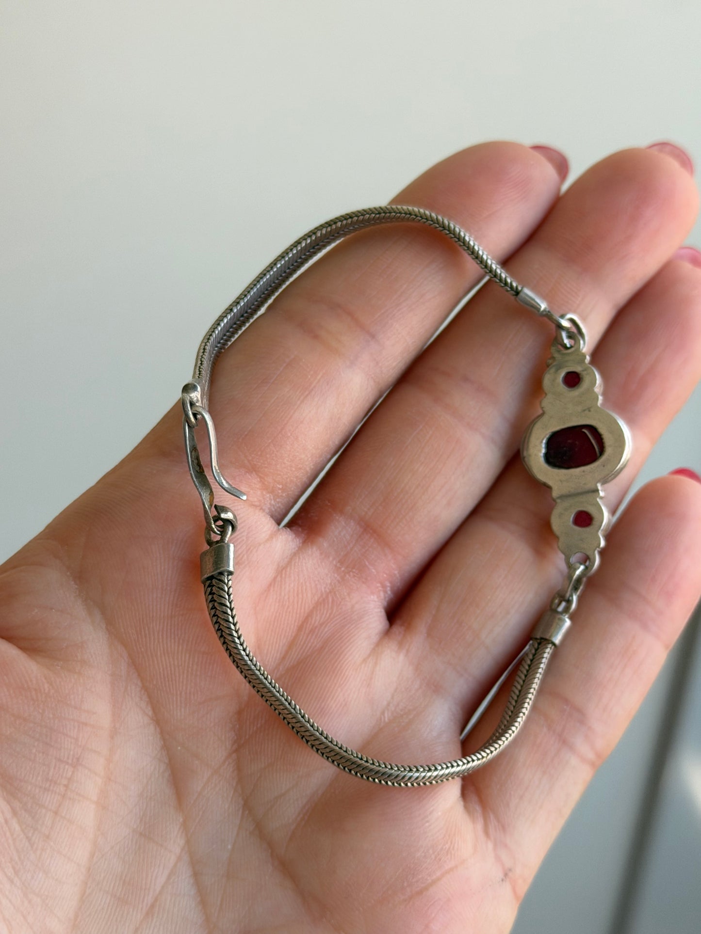 Bracciale in argento 925 con granato rosso – Pezzo unico artigianale