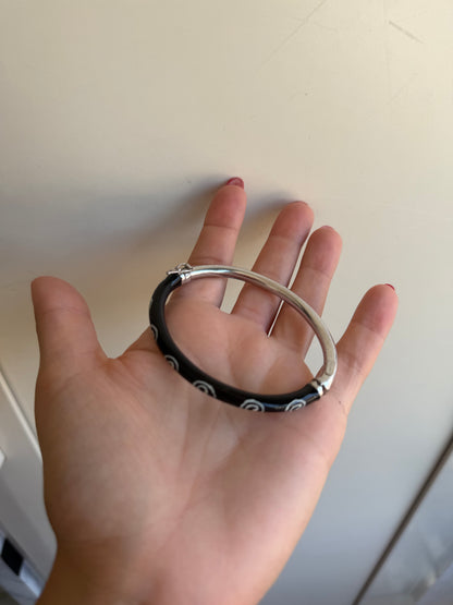 Bracciale Rigido a Cerchio Apribile con Smalto Nero e Ghirigori Bianchi – Design Unico
