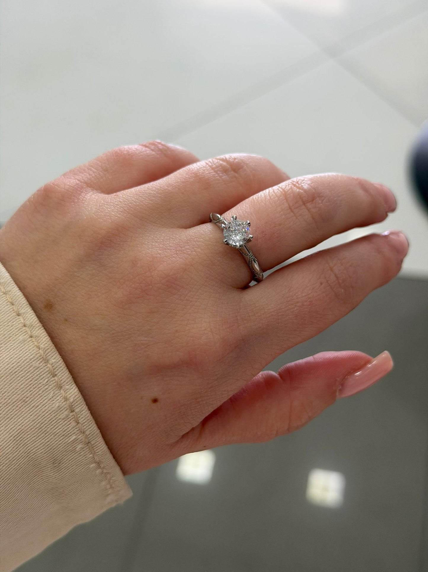 Anello solitario punto luce con ghirigori in argento 925
