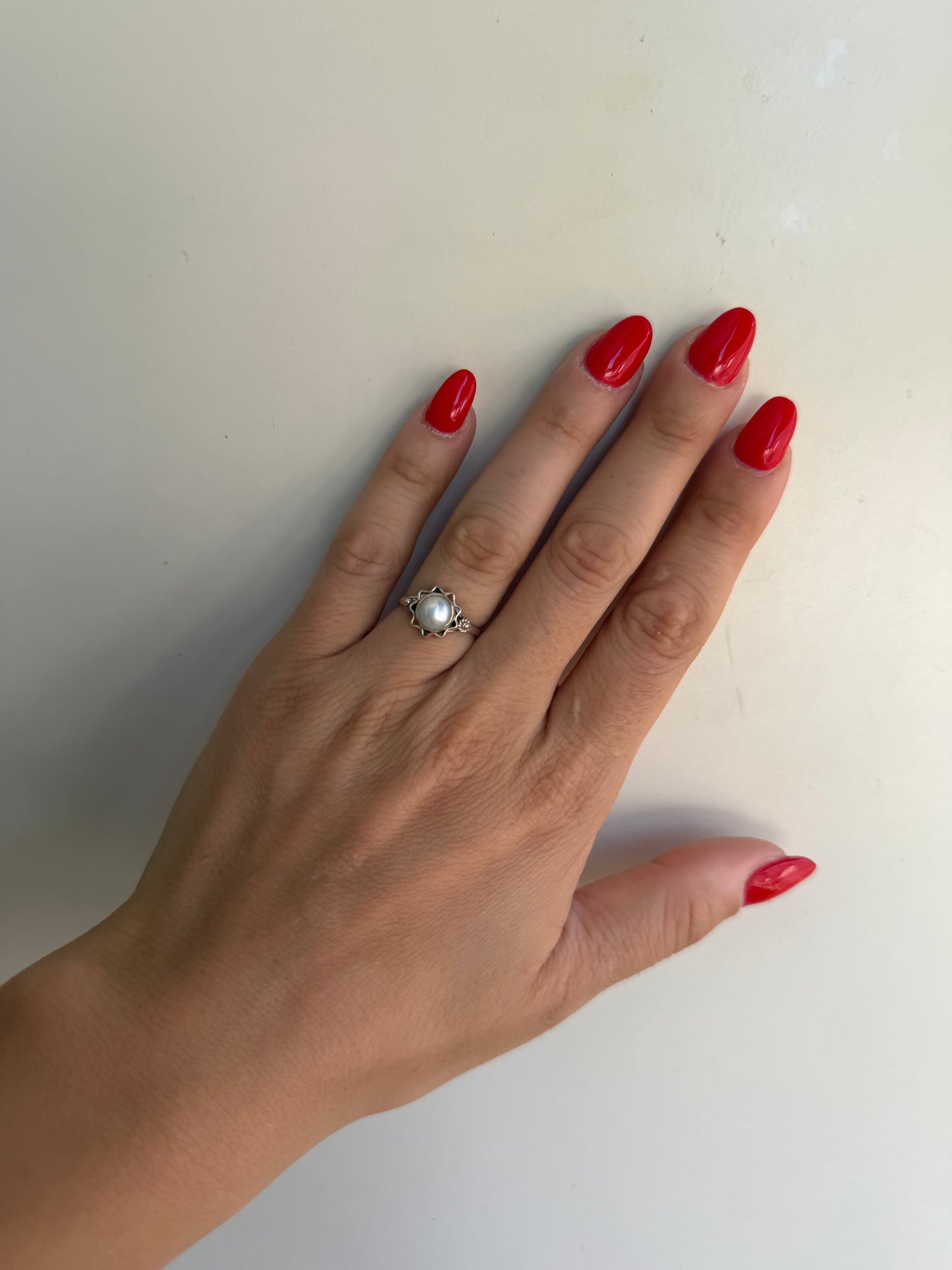 Anello in Argento 925 con Perla Centrale – Eleganza Senza Tempo