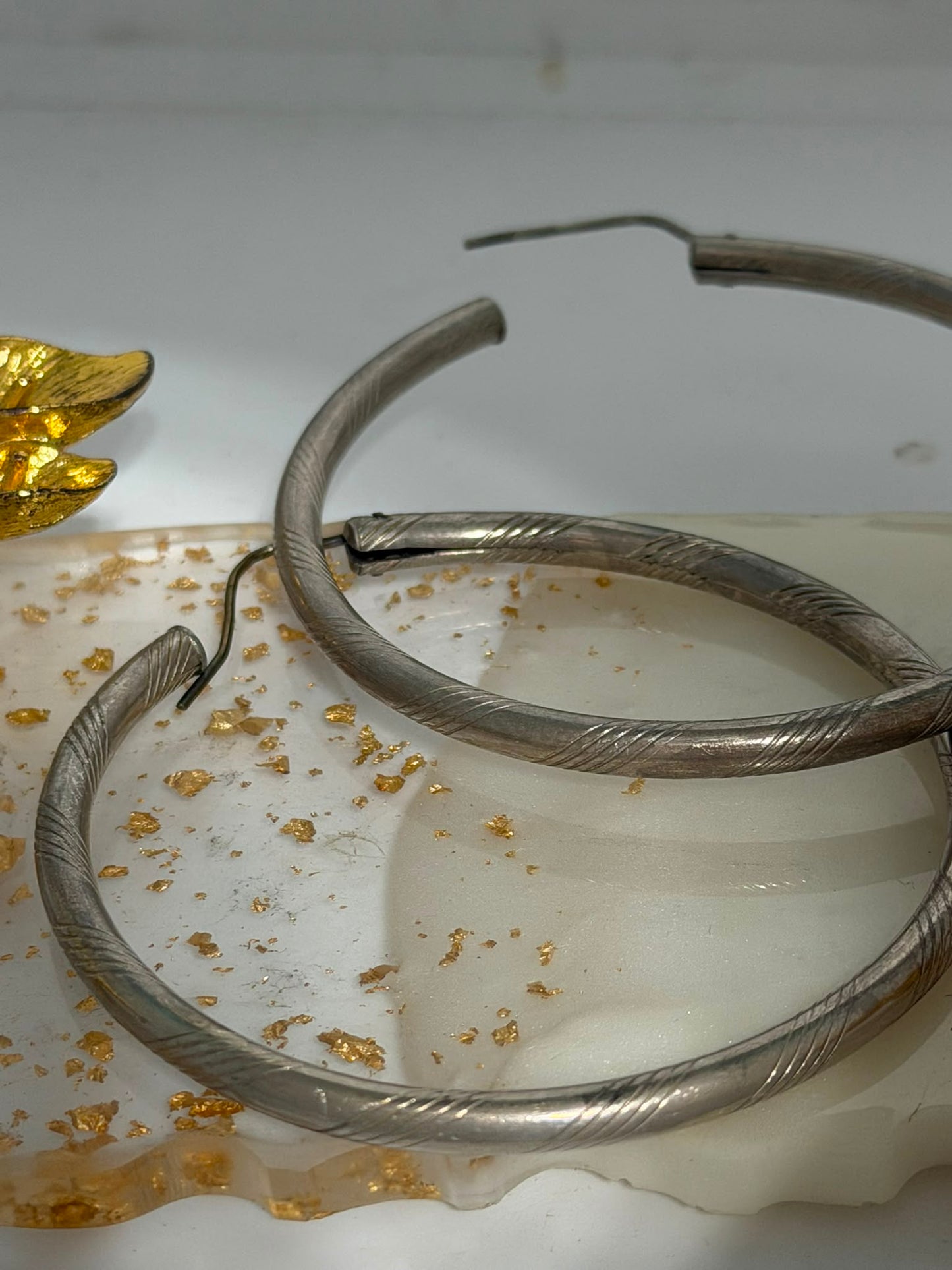 Orecchini a Cerchio Grande con Disegni Incisi in Argento 925 – Pezzo Unico