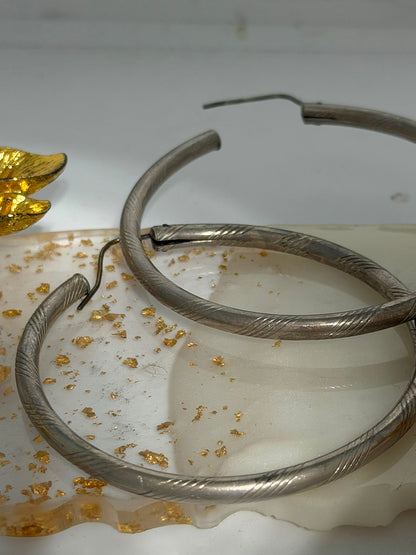 Orecchini a Cerchio Grande con Disegni Incisi in Argento 925 – Pezzo Unico