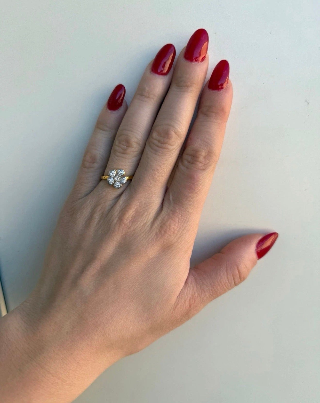 Anello fiore girevole con pietre bianche in argento 925 bagnato oro