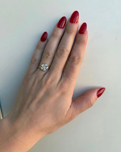Anello fiore girevole con pietre bianche in argento 925 bagnato oro