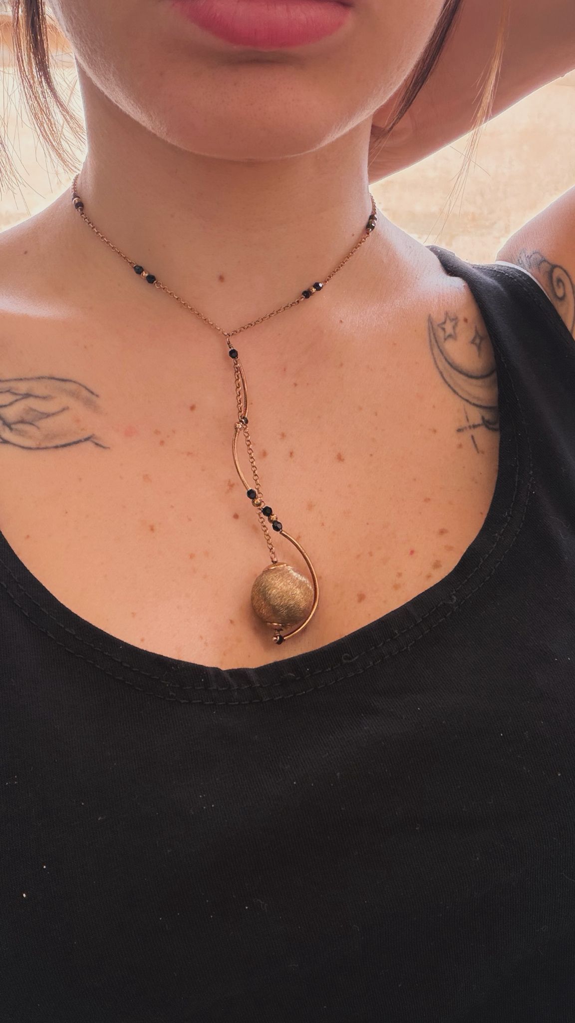 Collana in argento 925 bagnato nell’oro rosa con catena pietre nere e sfera – Firmata