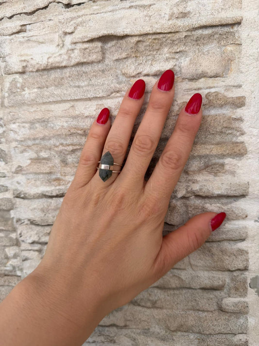 Anello a Punta Argento 925 con Quarzo Howlite – Pezzo Unico